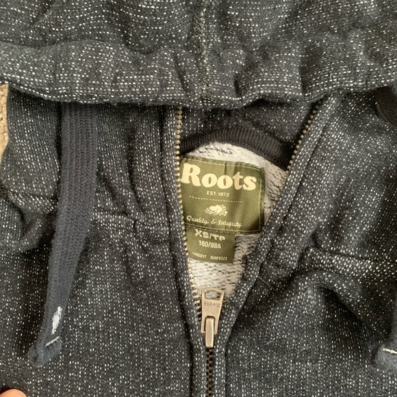 ** ROOTS ZIP-UP ** size XS - Picture 4 of 5